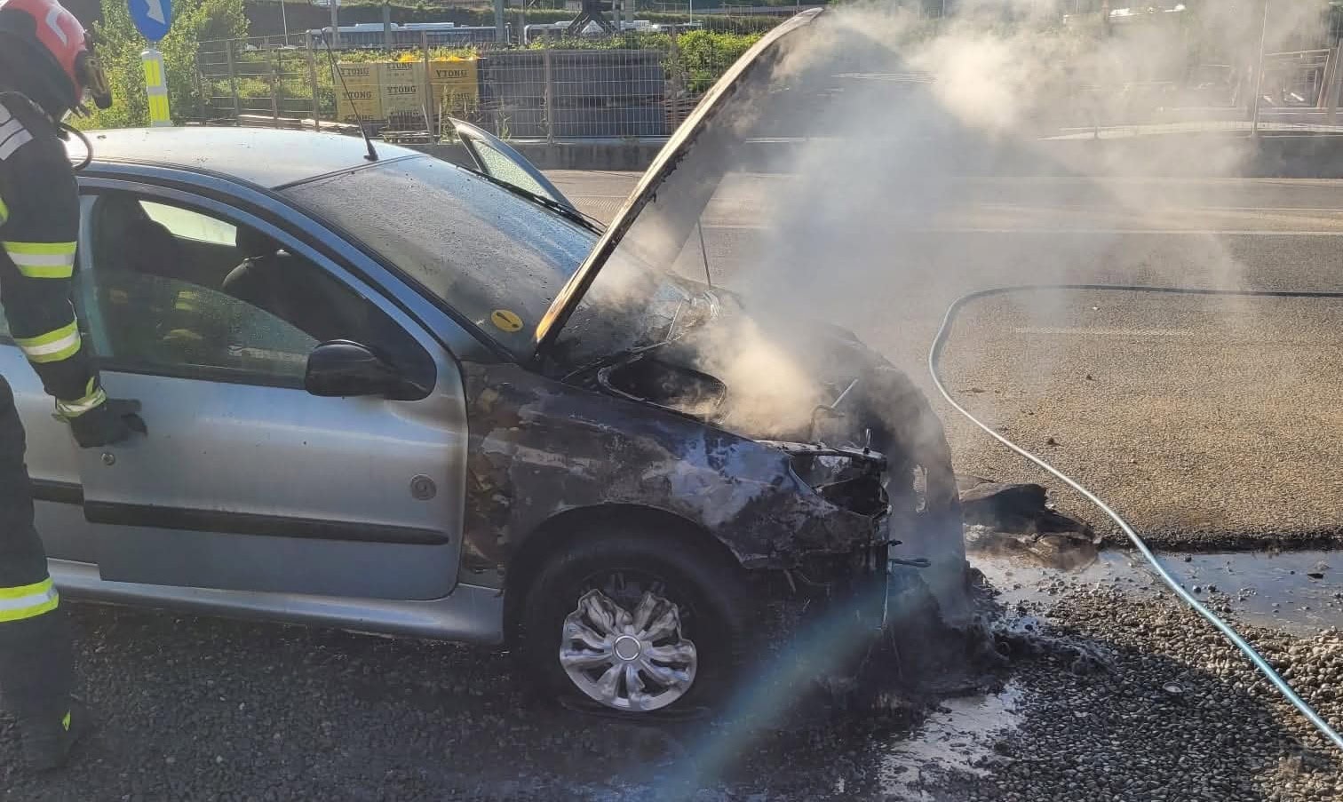 FOTO: INCENDIU pe șoseaua de centură a municipiului Alba Iulia: Un autoturism a luat foc