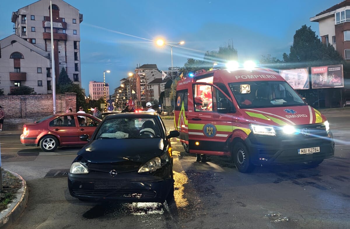UPDATE FOTO: ACCIDENT rutier la Alba Iulia. O femeie a ajuns la spital după un impact între două mașini, pe Calea Moților