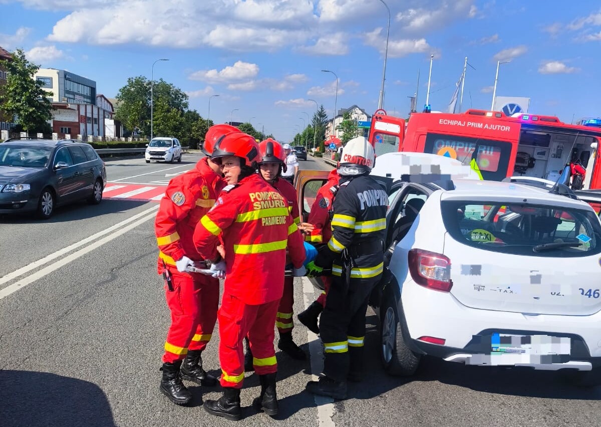 FOTO: ACCIDENT rutier la Alba Iulia. Două mașini s-au lovit, în cartierul Bărăbanț