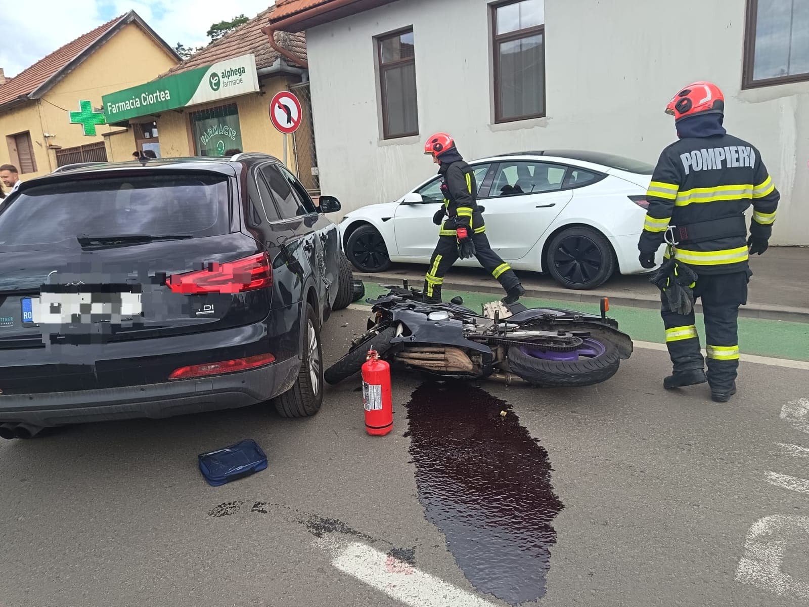 UPDATE FOTO: Accident la Aiud, între un autoturism și o motocicletă. Traficul este blocat pe o stradă