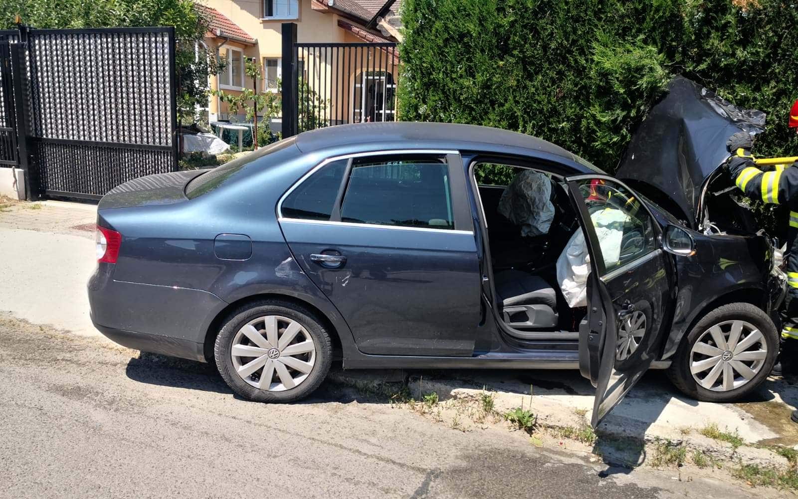 UPDATE FOTO: Accident rutier la Alba Iulia, pe strada Vasile Goldiș. Două mașini implicate, una dintre ele a ajuns într-un stâlp