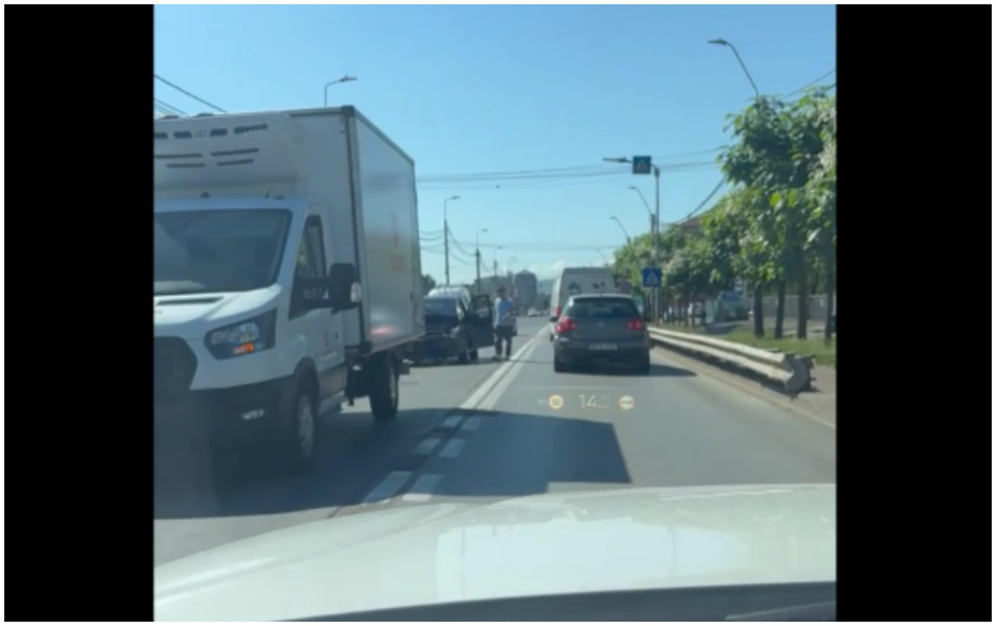 VIDEO: Accident în Alba Iulia, la ieșirea spre Micești. Autoutilitară de marfă, lovită de un autoturism