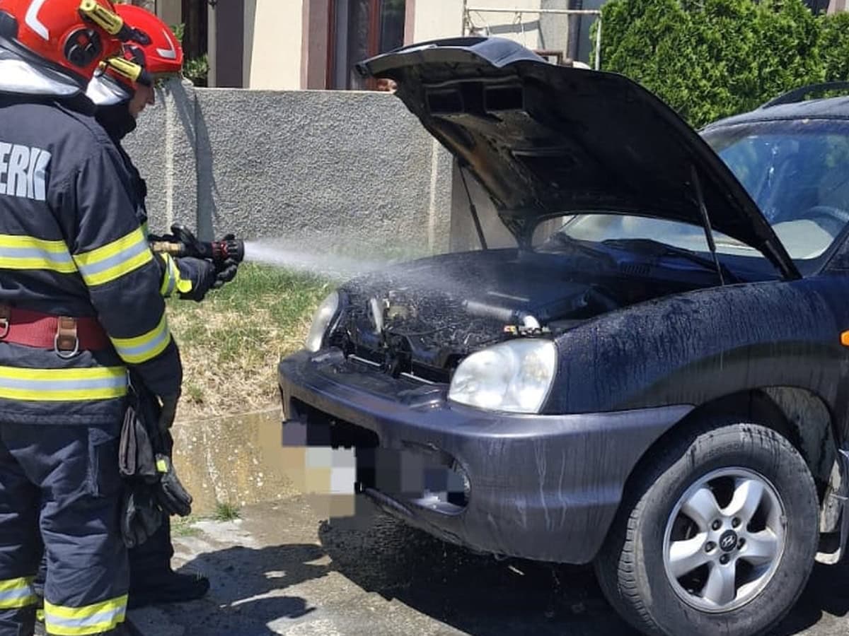 UPDATE FOTO: Incendiu la Bucerdea Grânoasă. Un autoturism a luat foc, pe strada Principală. Intervin pompierii din Blaj