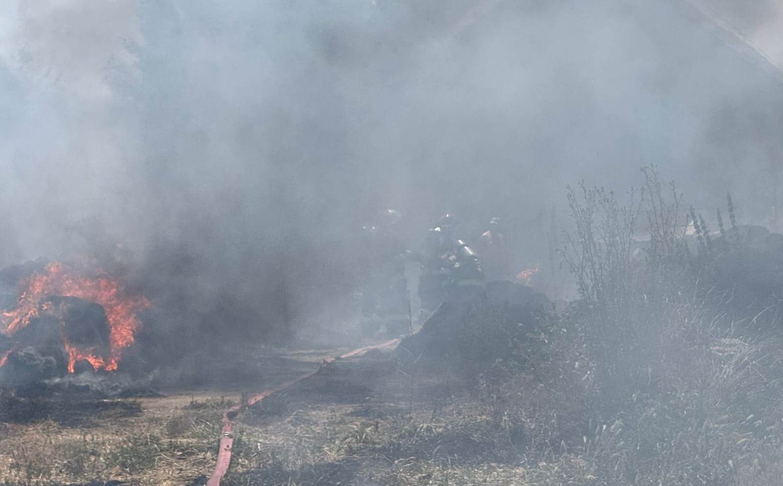 UPDATE FOTO: Incendiu în localitatea Henig. Au luat foc baloți de paie. Intervin pompierii din Alba Iulia