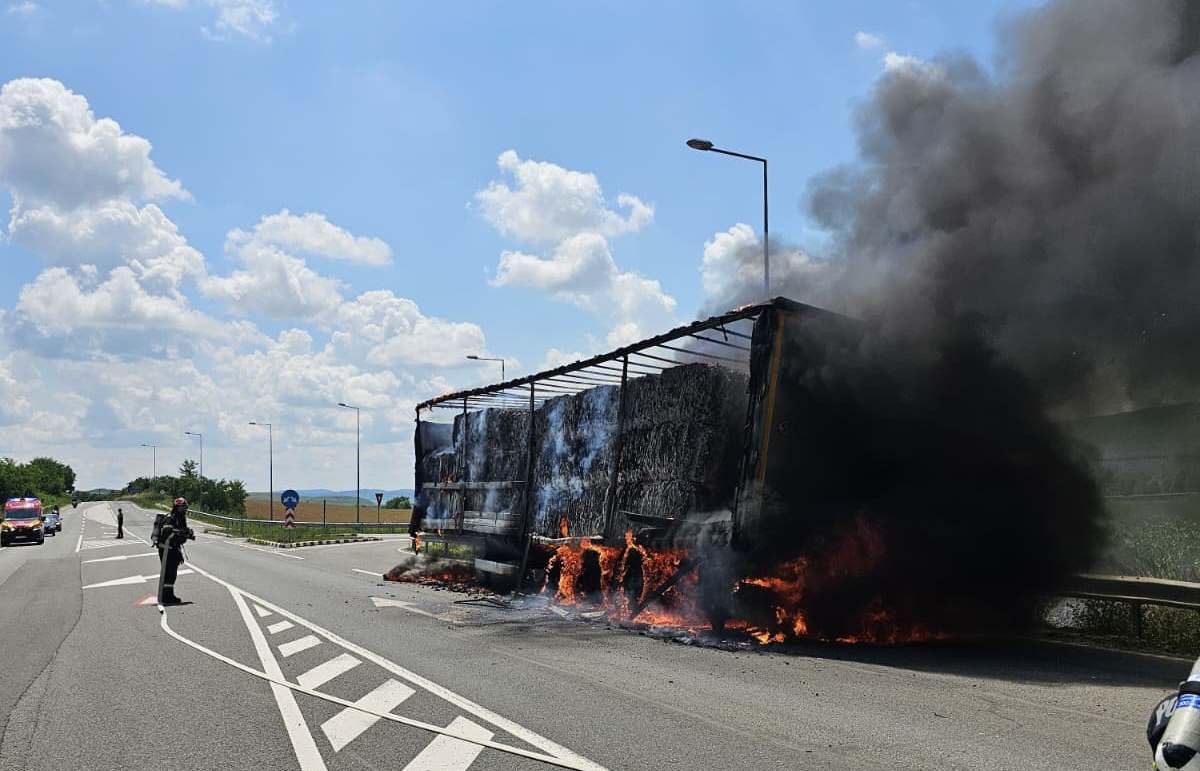 UPDATE FOTO: Incendiu pe DN1 Aiud-Turda, zona Dumbrava. Un TIR ce transporta carton a luat foc