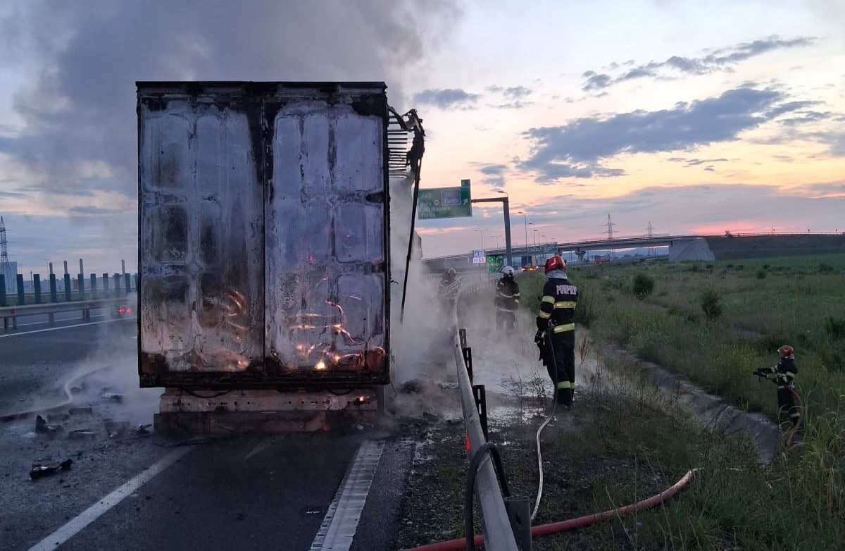 FOTO: INCENDIU pe Autostrada A10 Aiud-Turda. Un TIR a luat foc