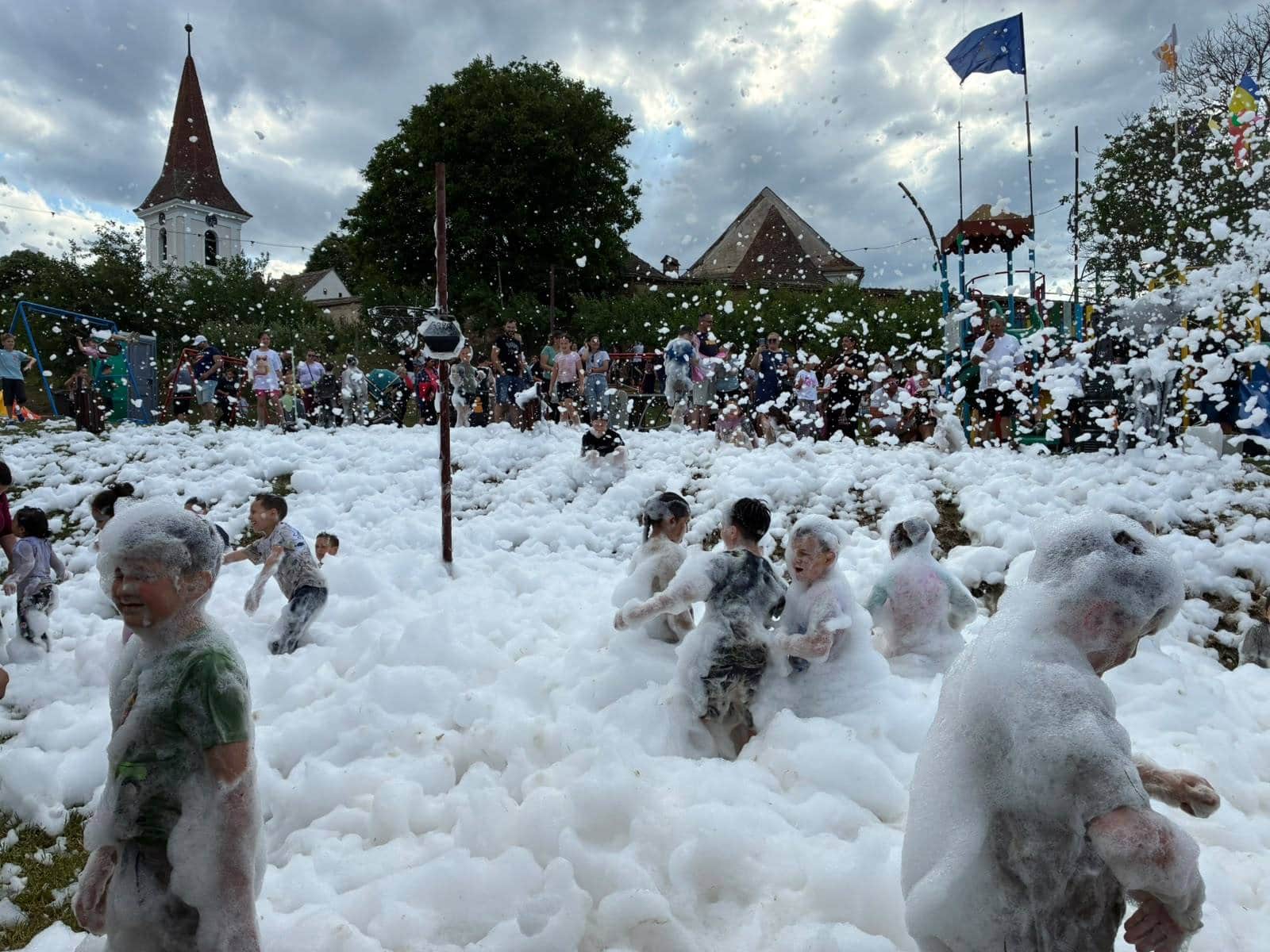 Foto: Ziua copilului, la Șona. Spuma party, tobogane și spectacole cu peste 1.600 de participanți