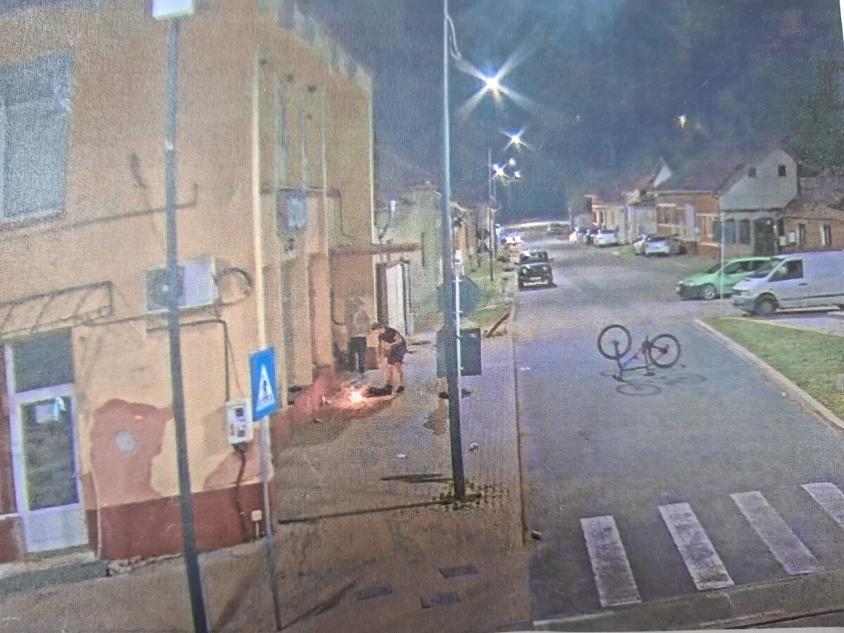 FOTO: Tineri amendați de Poliția Locală Cugir, după o noapte de distracție. Au făcut un foc pe trotuar și au blocat carosabilul