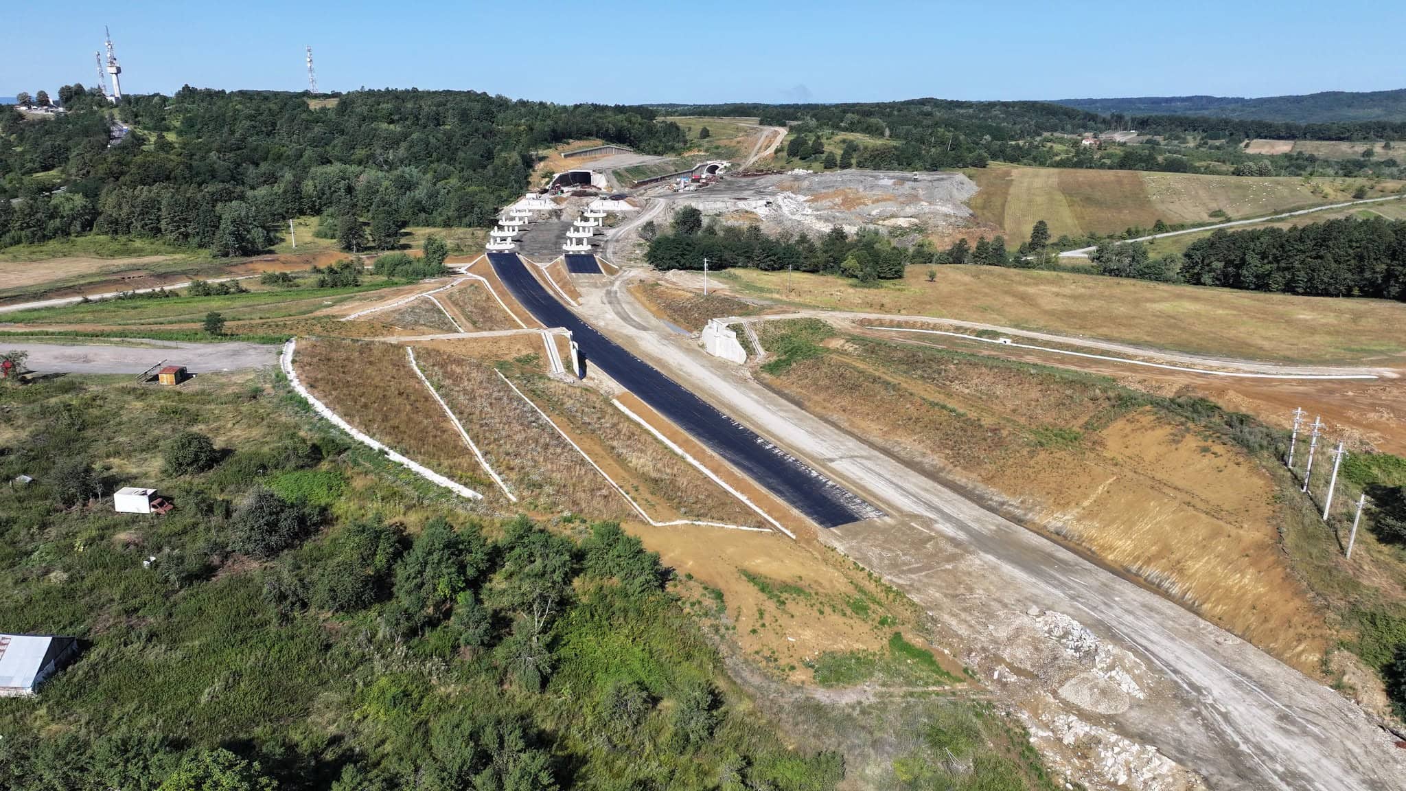 FOTO: Șantierul pe sectorul lipsă din autostrada A1 între Margina ș i Holdea. Lucrările la tuneluri au ajuns la peste 90%