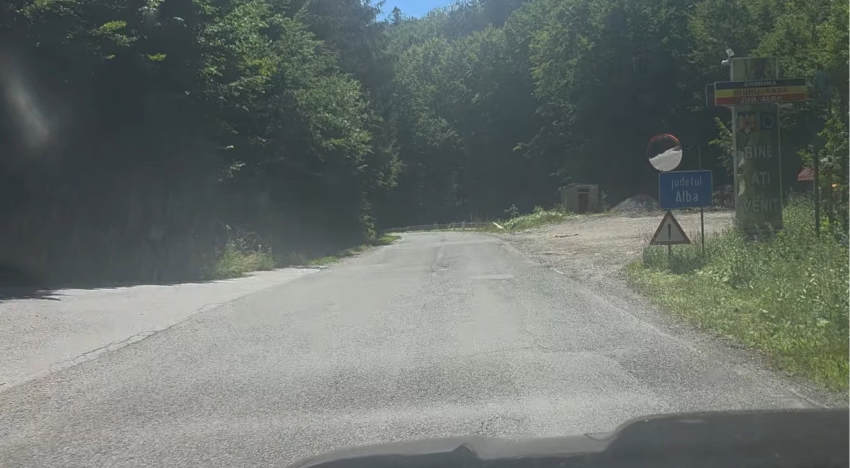 VIDEO Cum arată același drum național în Alba și în Hunedoara. Profesor la UBB: Nu tu șanț, nu cosit, SDN Alba își face de cap!