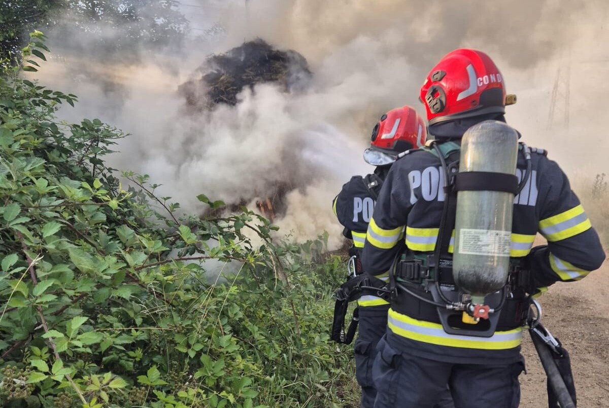 FOTO: Incendiu la Petrești. Focul a cuprins o claie de fân. Pompierii din Sebeș intervin cu o autospecială