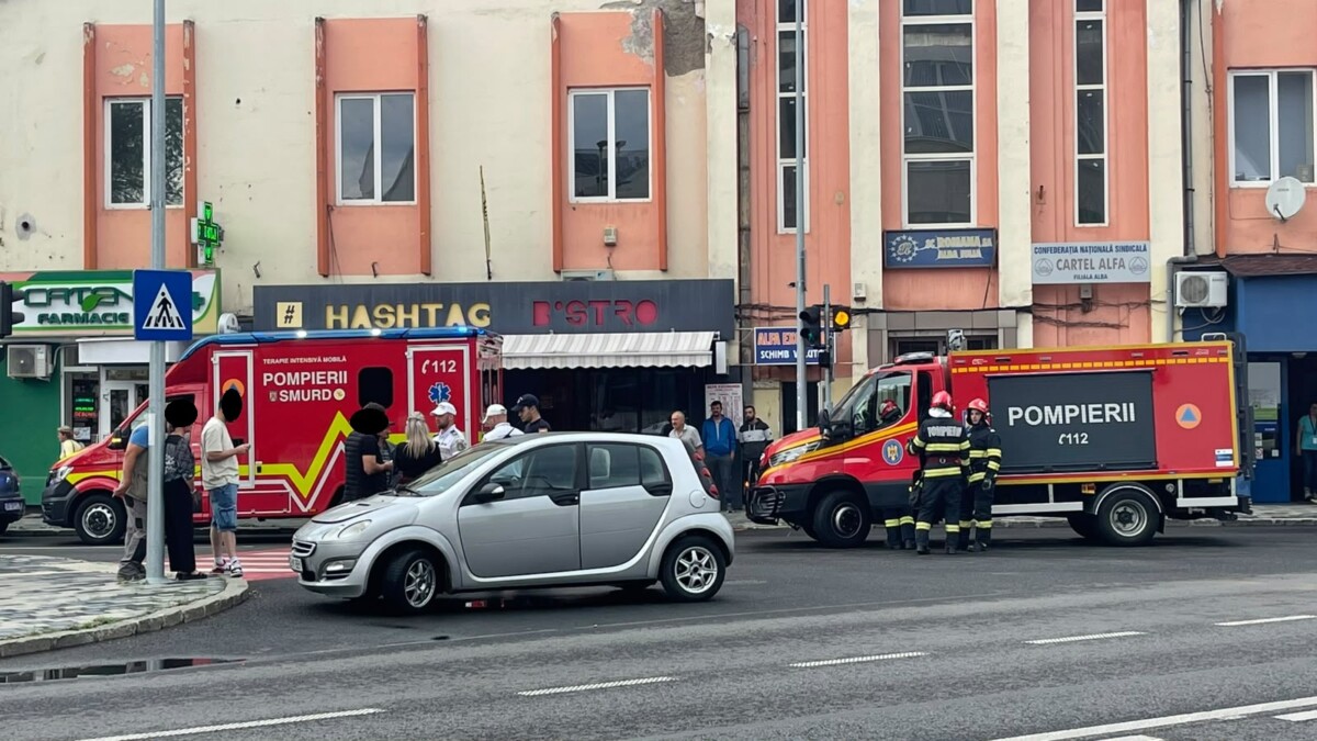 FOTO Accident rutier în Alba Iulia, în Piața Națiunii: Două autoturisme implicate. Traficul rutier îngreunat