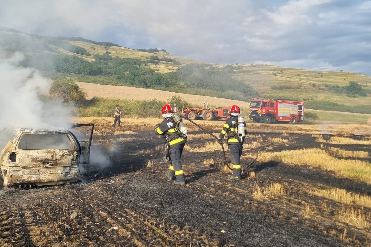 UPDATE FOTO: Incendiu în localitatea Răhău. Un autoturism a ars pe o miriște