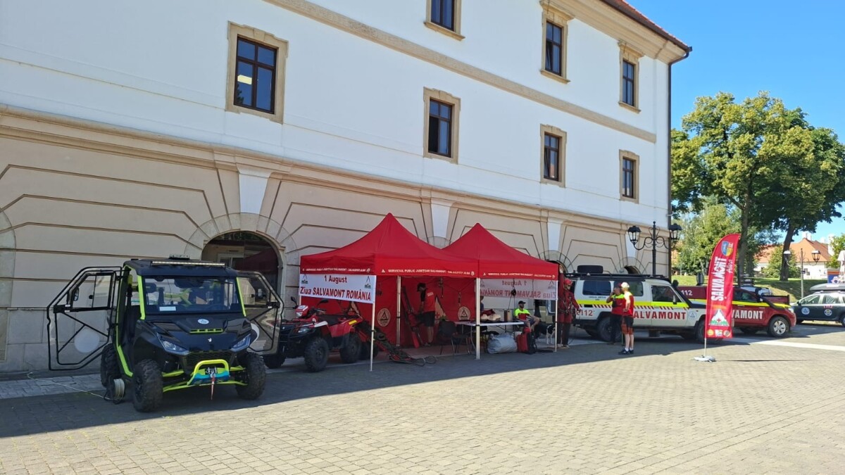 Stand expozițional Salvamont Alba, în fața Porții a III-a a Cetății Alba Carolina cu ocazia Zilei Naționale Salvamont, 1 august