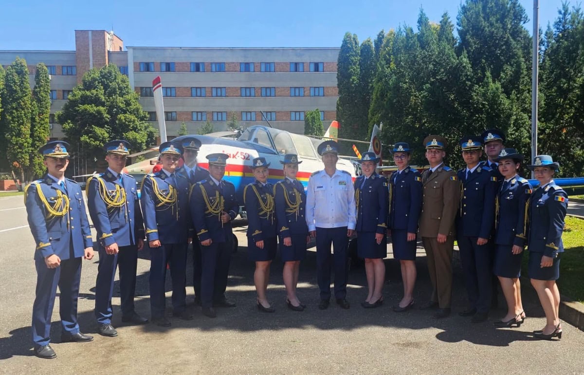 FOTO: Absolvenți ai Colegiului Militar din Alba Iulia, avansați la primul grad de ofițer