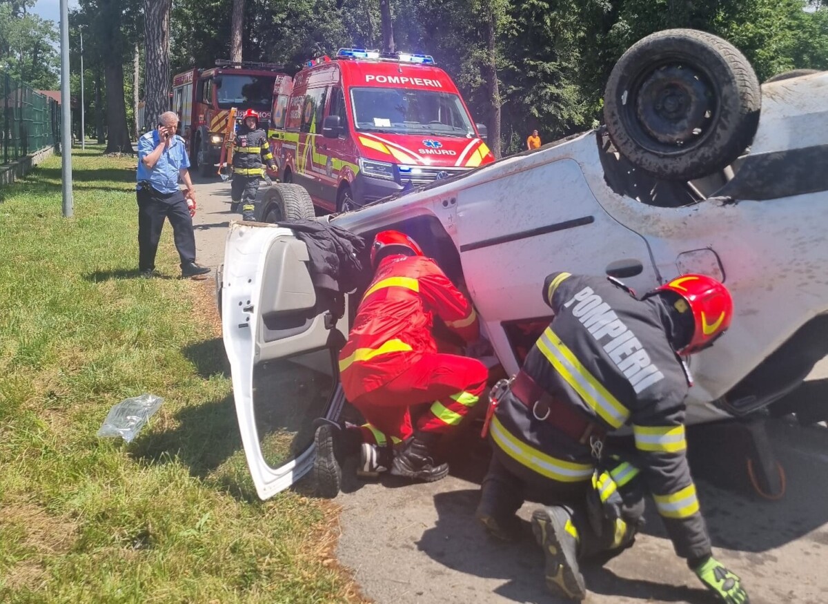 UPDATE FOTO: Accident rutier la Sebeș. Tânăr de 18 ani, rănit după ce s-a răsturnat cu o mașină, în Parcul Arini