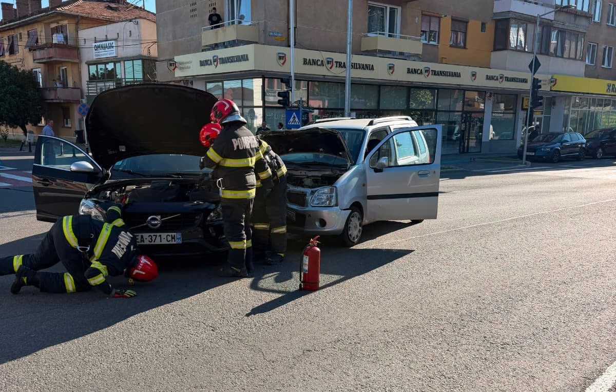 FOTO Accident rutier la Sebeș, pe strada Lucian Blaga: Două autoturisme implicate
