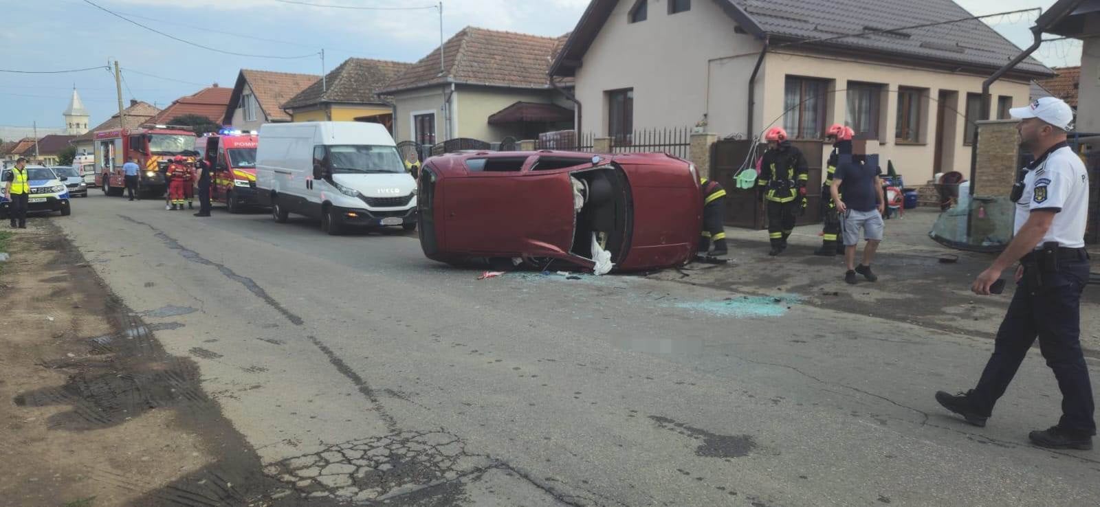 UPDATE FOTO: Accident grav la ieșire din Ocna Mureș spre Fărău. Mașină răsturnată pe șosea, trei persoane rănite