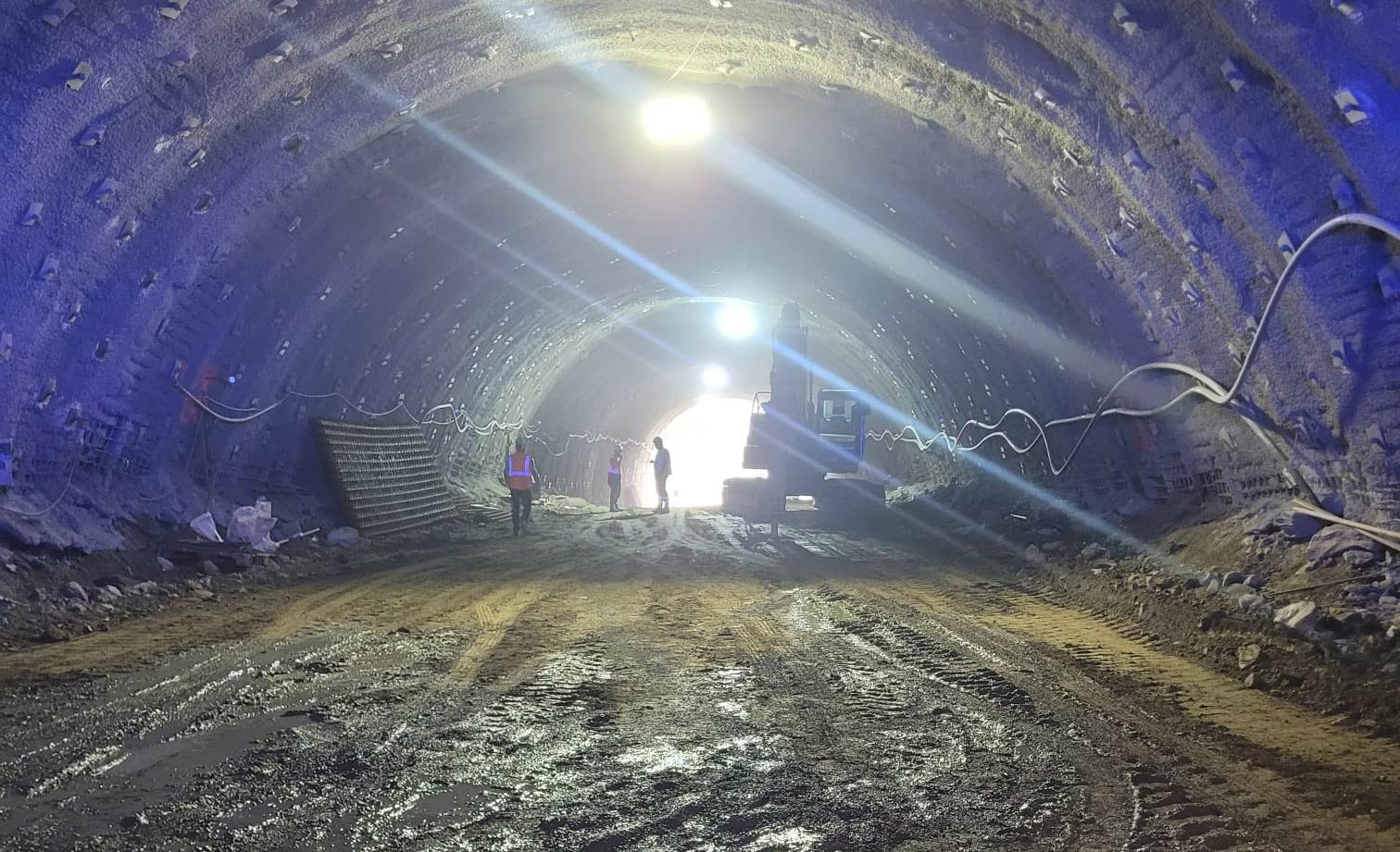 FOTO: Accident grav de muncă în tunelul de la Boița, pe șantierul A1 Sibiu-Pitești. Doi muncitori prinși sub mal de pământ