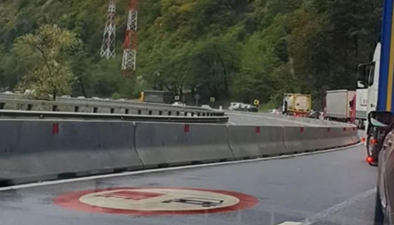 Accident grav pe Valea Oltului DN 7, la ieșire din Boița spre Vâlcea. Impact între un autoturism și un TIR. Trafic blocat