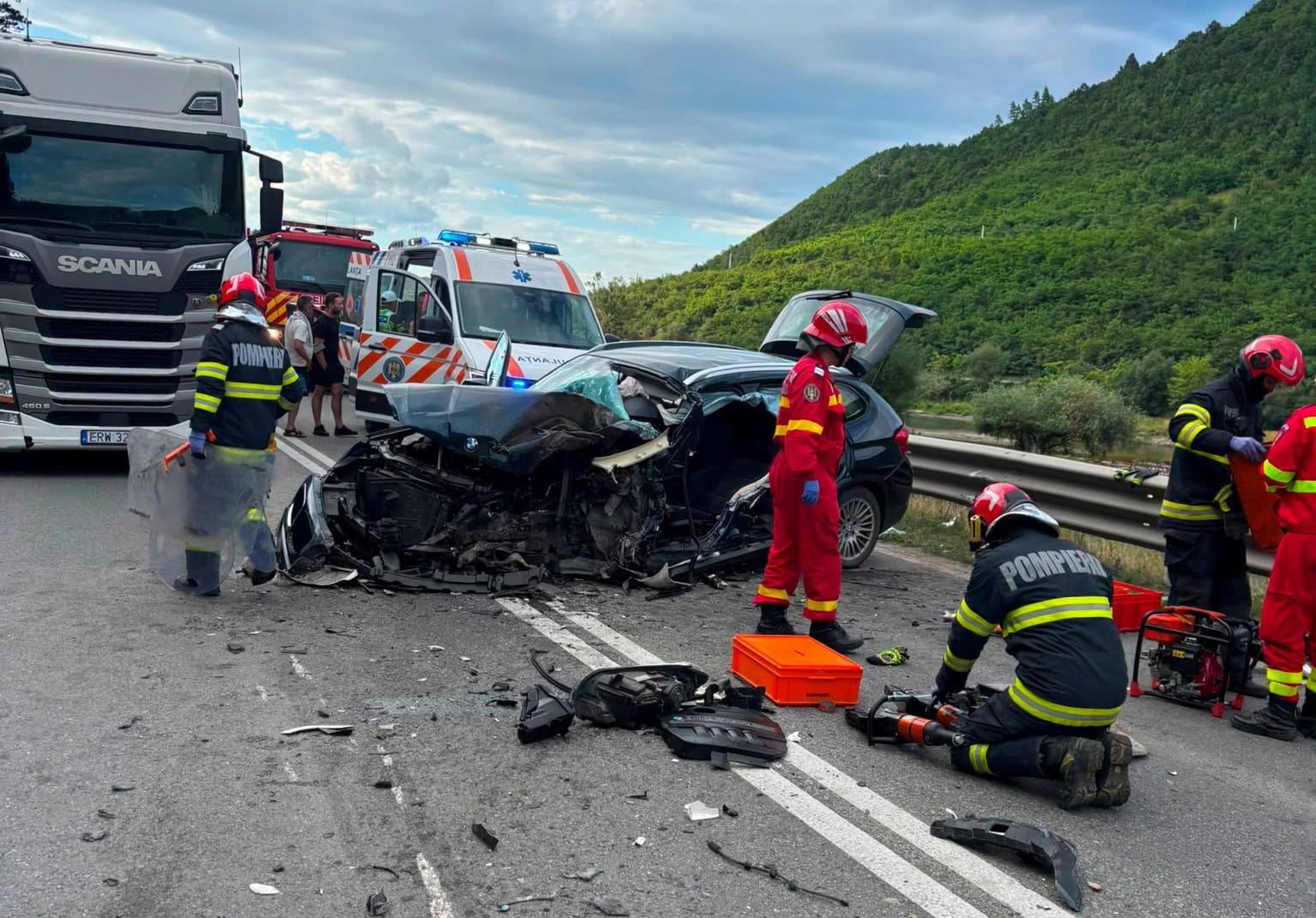 FOTO: Accident grav pe Valea Oltului DN 7, la ieșire din Boița spre Vâlcea. Impact între un autoturism și un TIR. Trafic blocat