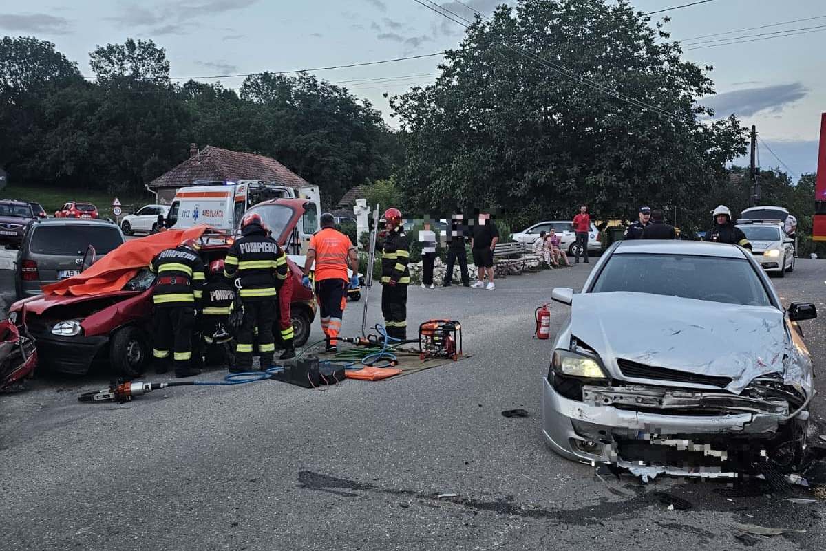 UPDATE FOTO: Accident grav la Stremț. O persoană rănită după ce două mașini s-au lovit