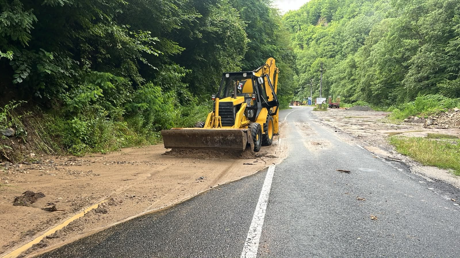 FOTO UPDATE: Aluviuni pe DJ 704, în zona Cugir. Traficul a fost reluat