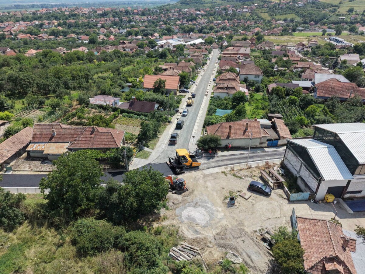 FOTO: Se toarnă primul strat de asfalt pe mai multe străzi din Aiud, care asigură legătura cu DJ 107I - Transapuseana