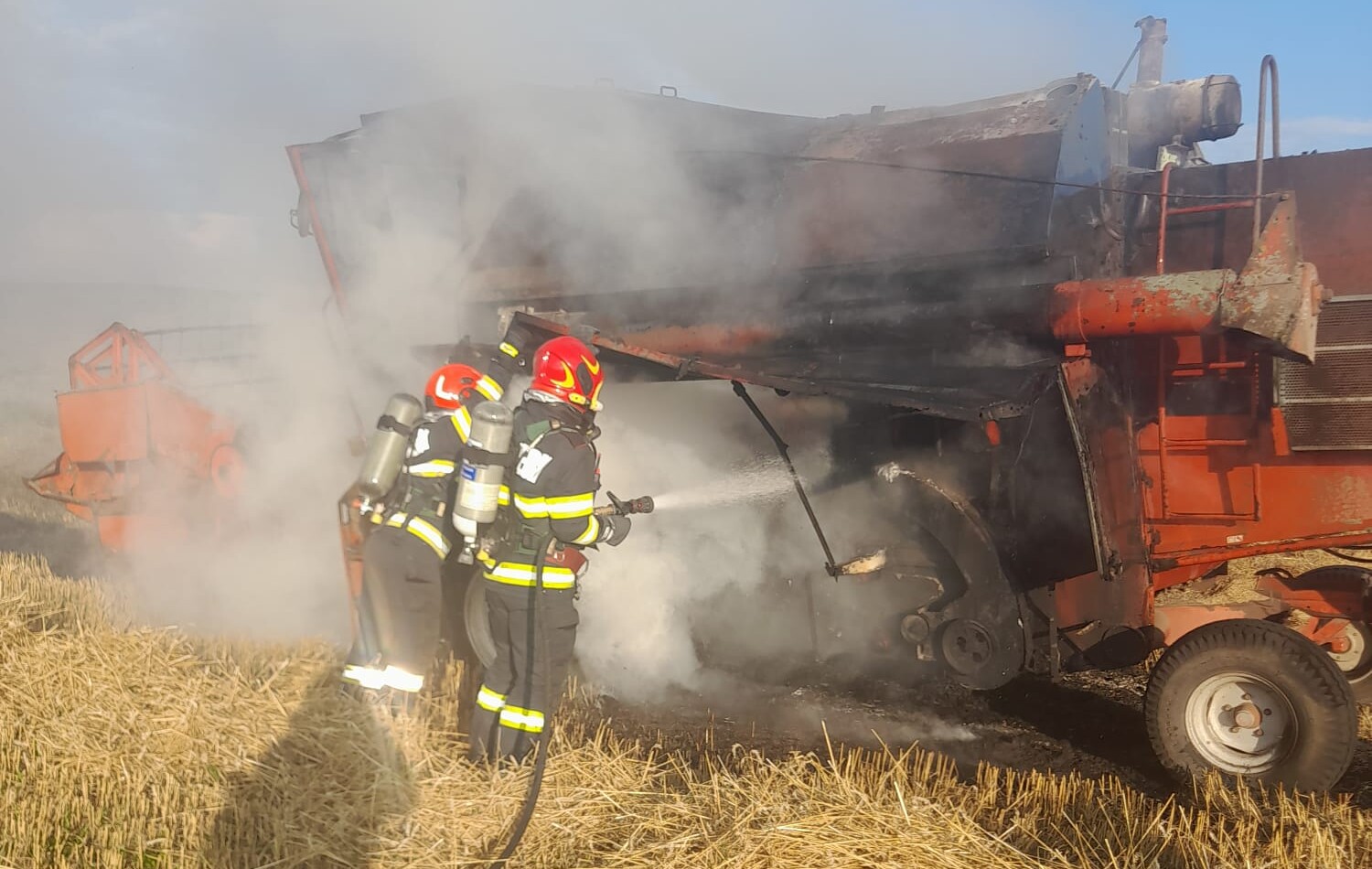 FOTO: Combină agricolă în flăcări, la Cergău Mic. La incendiu intervin pompierii din Blaj