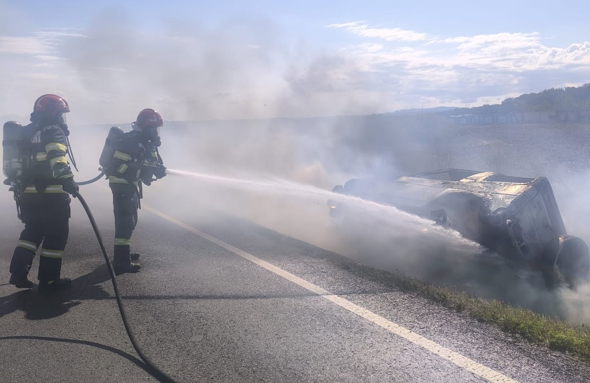 UPDATE FOTO Incendiu pe DN 7, pe raza localității Balomiru de Câmp: Un autoturism ar fi luat foc. Intervin pompierii din Sebeș