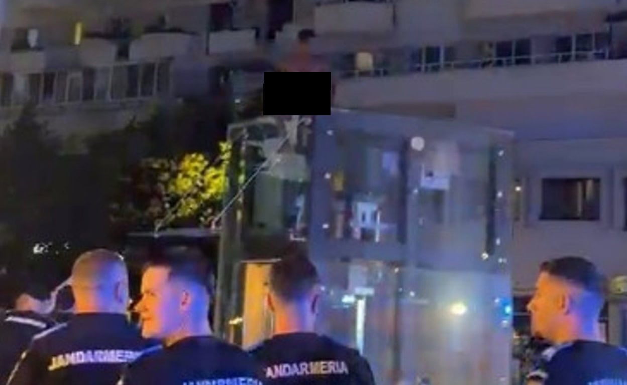 VIDEO Incident la Alba Iulia: un bărbat s-a urcat pe liftul din pasajul din Cetate și amenința că se aruncă. A intervenit Poliția