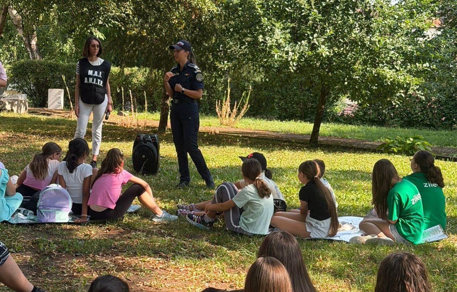 FOTO Elevi aflați în tabără în Blaj au aflat de la polițiști cum pot evita situații de risc. Informare despre trafic de persoane