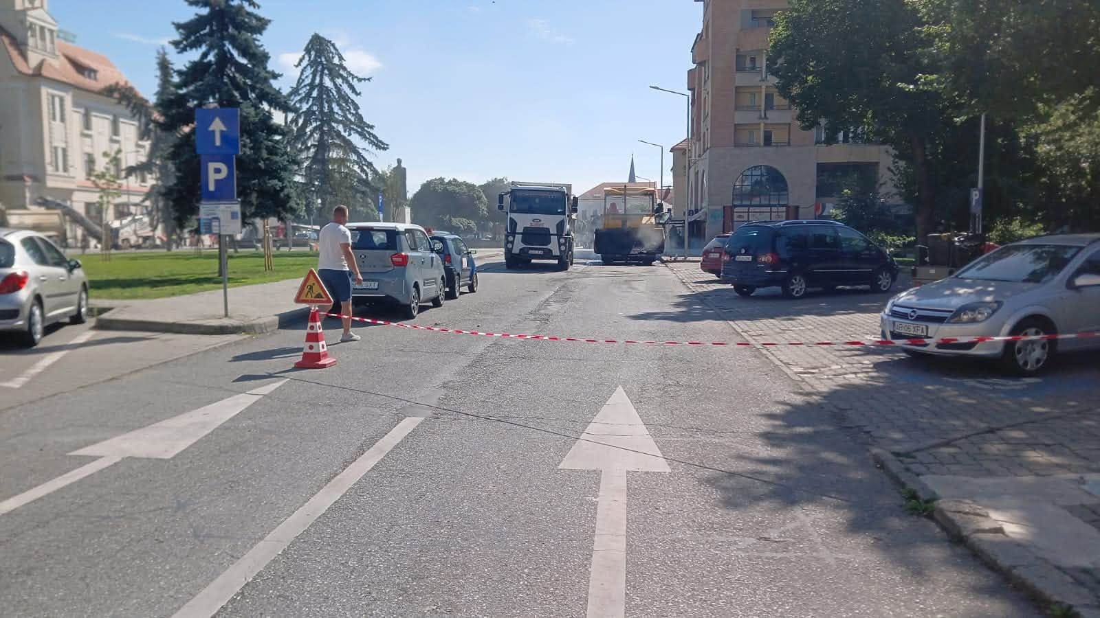 Trafic restricționat sâmbătă, într-o zonă din centrul orașului Alba Iulia. Lucrări de lărgire a unor benzi de circulație