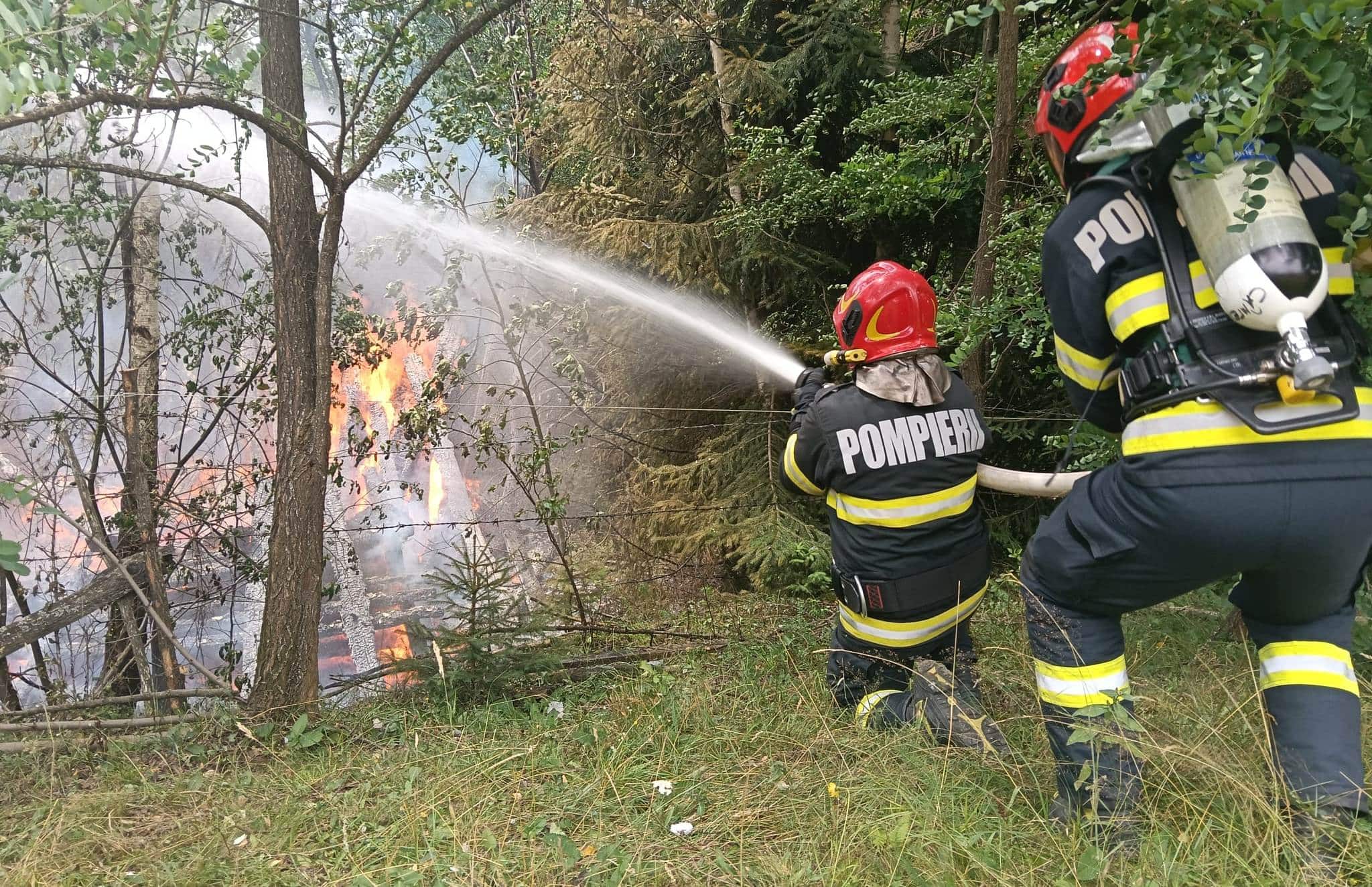UPDATE FOTO: Incendiu la o casă din Dealu Bistrii. Acționează pompierii din Câmpeni, cu o autospecială