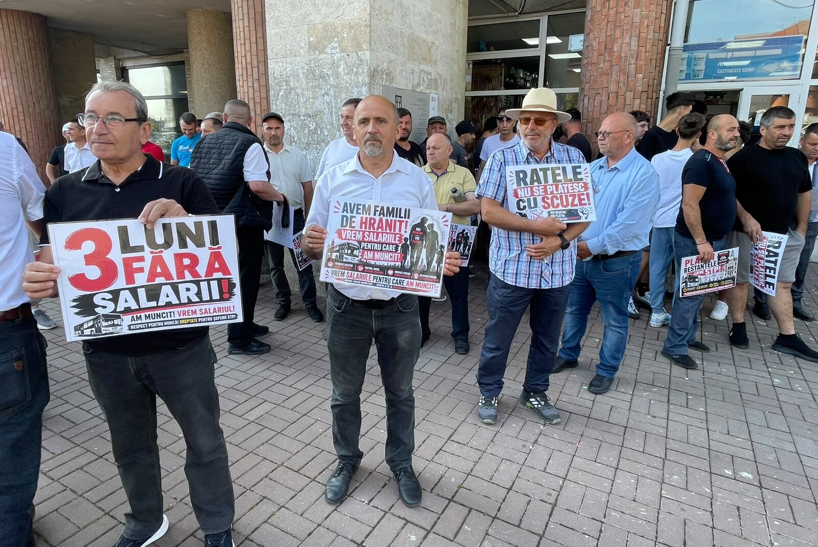 Protest al angajaților STP Alba Iulia în fața primăriei, la peste o lună de la sistarea transportului public în oraș