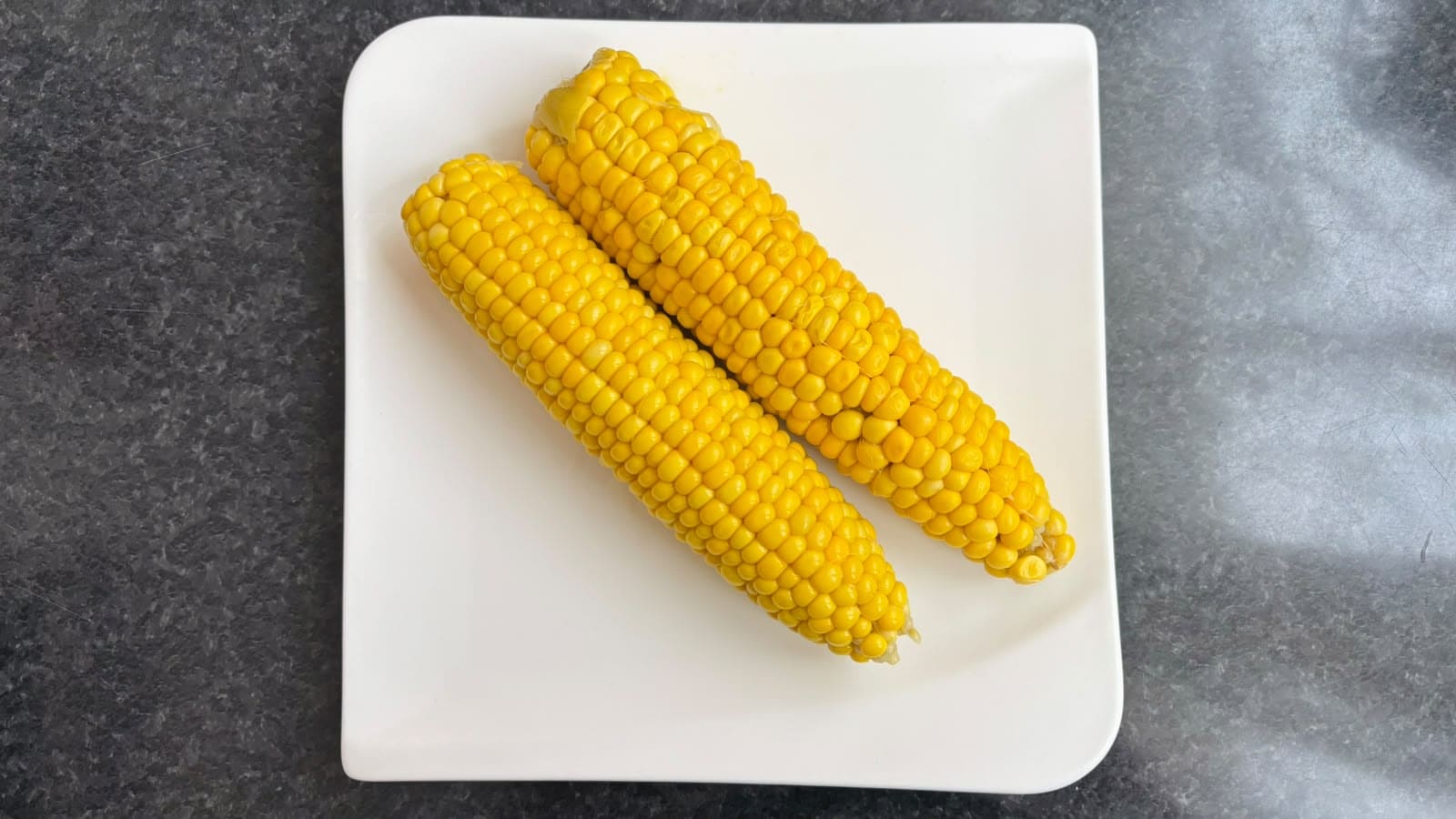 Este sănătos să mănânci porumb fiert? Ce conține și câte calorii are
