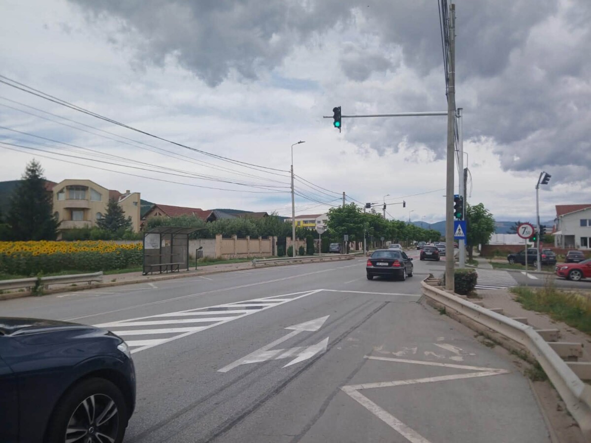 FOTO: La Alba Iulia a fost pus în funcțiune un nou semafor, pe Calea Moților, într-o zonă în care au avut loc frecvent accidente