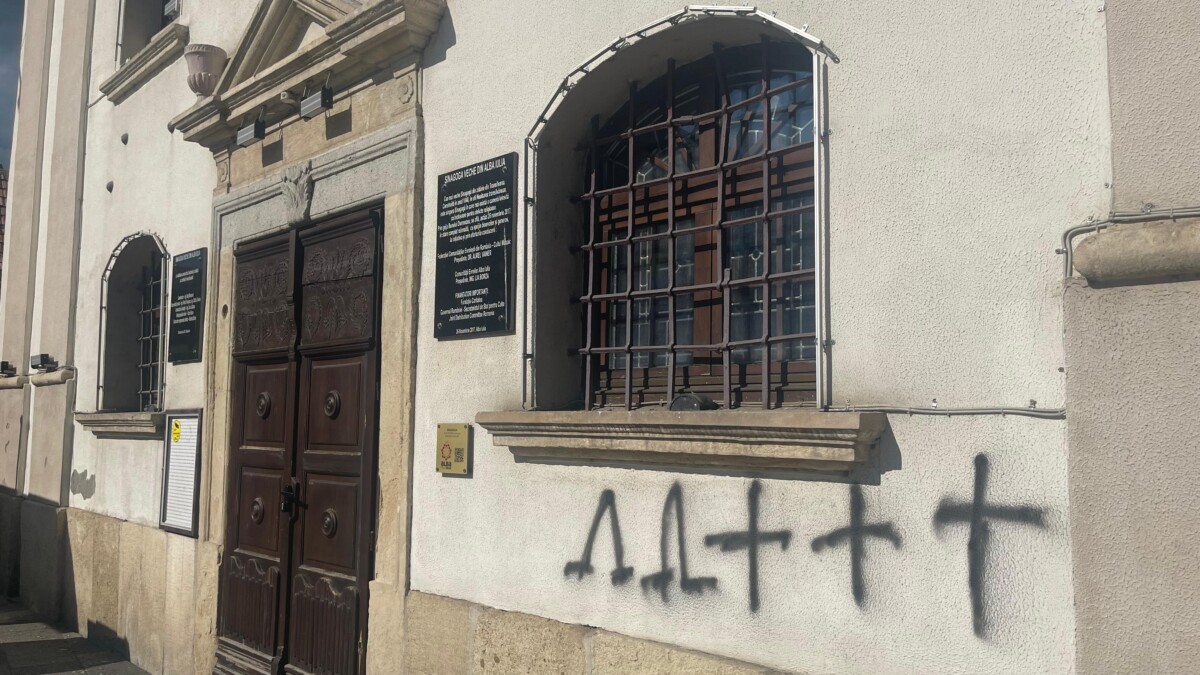 Vandalizarea sinagogii din Alba Iulia: Percheziții ale Poliției, acasă la un suspect în vârstă de 27 de ani