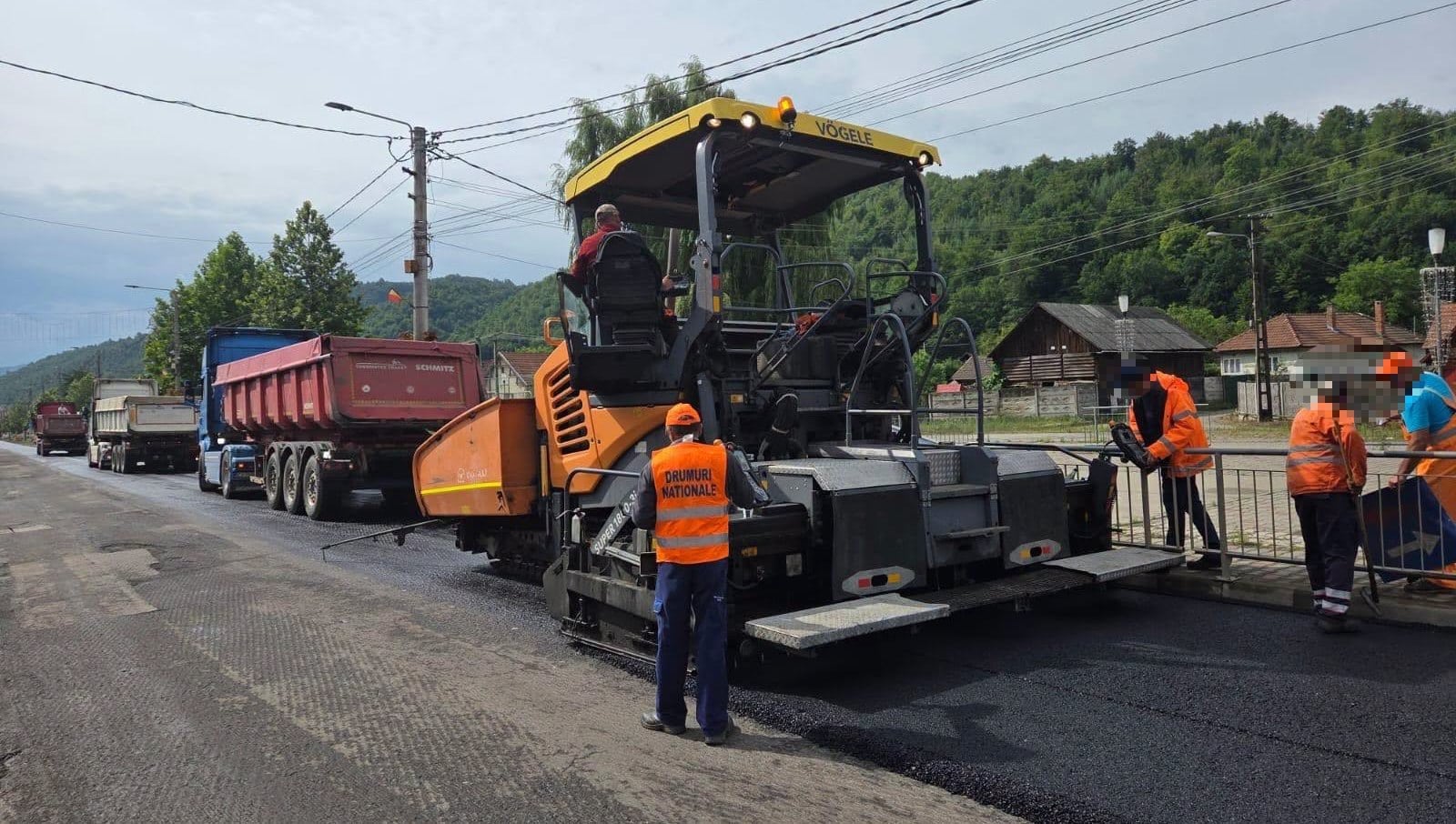 VIDEO: Lucrări de asfaltare pe DN 74 la Zlatna și în alte zone din Alba. Se intervine cu utilaje, sub trafic