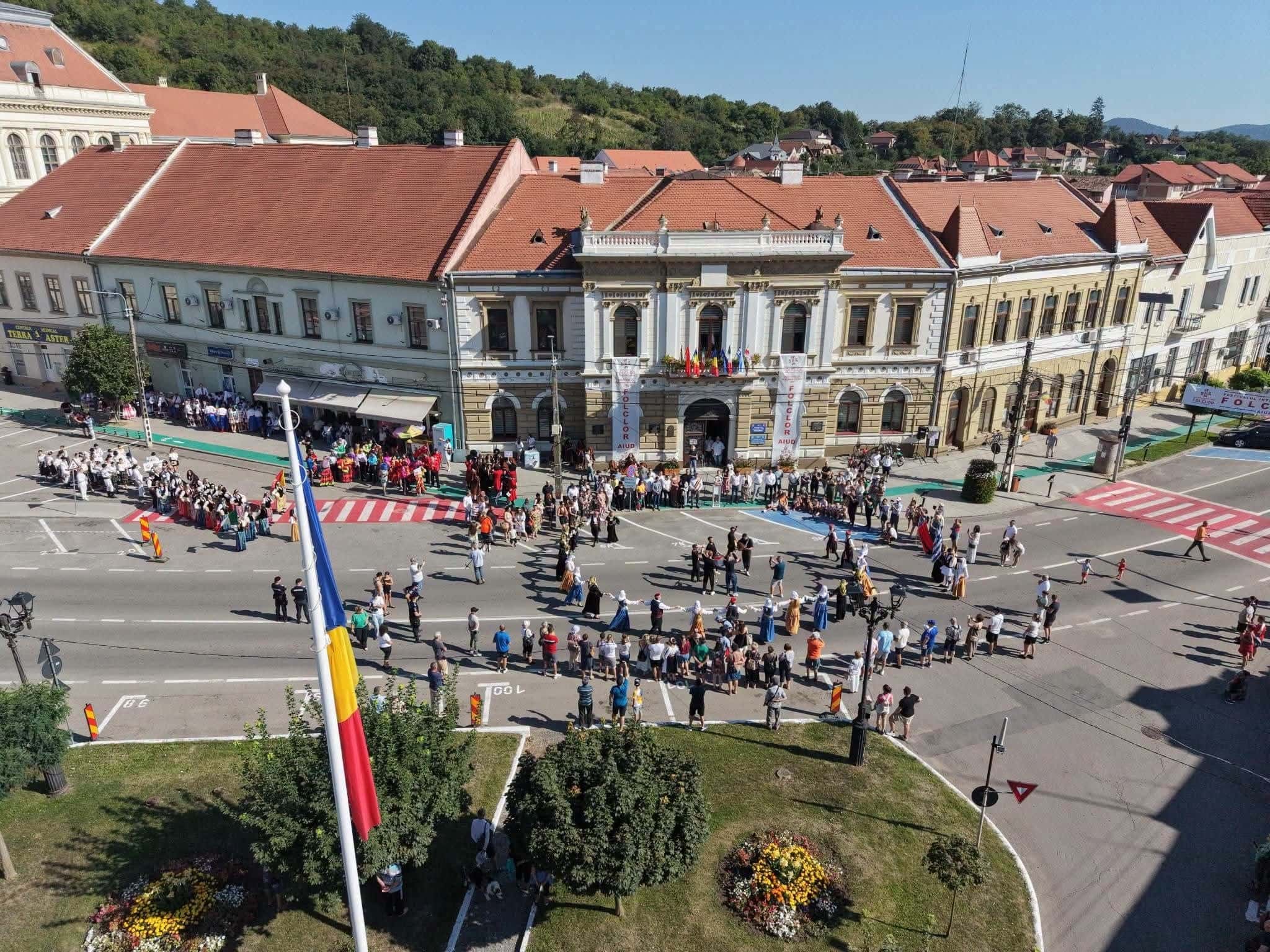 FOTO: Parada portului popular internațional, la Aiud. Spectacol de culoare, muzică și dans cu ansambluri din opt țări