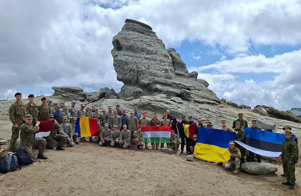 Elevi de la Colegiul Militar din Alba Iulia, instruire internațională pentru cariera militară. Tabără de vară, în Munții Bucegi