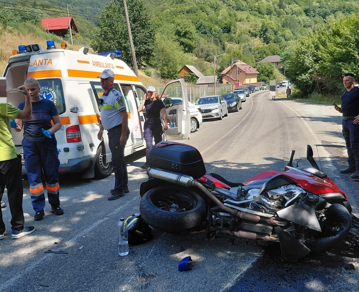 UPDATE FOTO: Accident rutier pe DN 75, la Lupșa. Impact între o mașină și o motocicletă