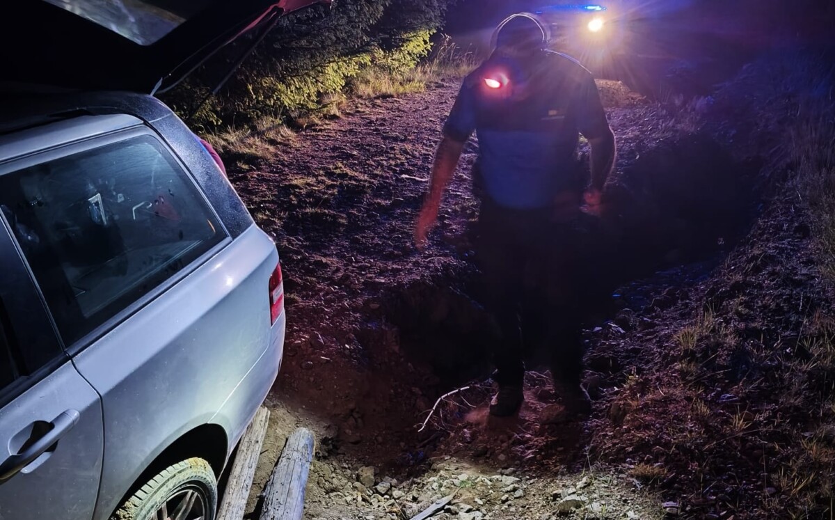VIDEO: Probleme pentru o familie care se întorcea de la Mănăstirea Oașa. Au rămas împotmoliți cu autoturismul pe un drum forestier