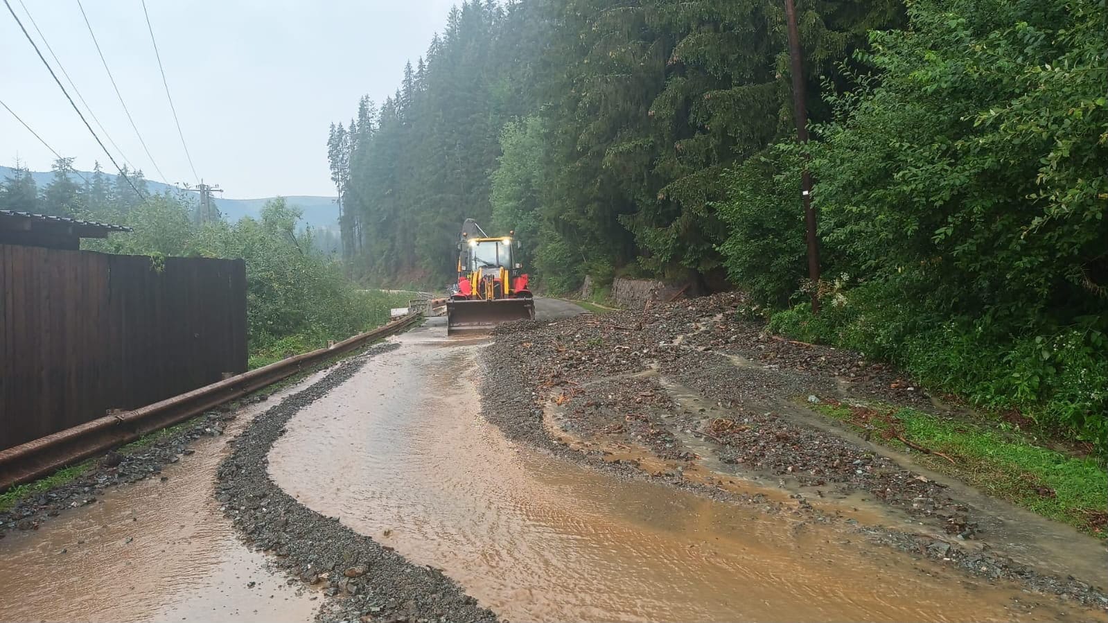 FOTO: Intervenție pentru curățarea drumului dintre Arieșeni și Vârtop. Viiturile au adus aluviuni pe carosabil