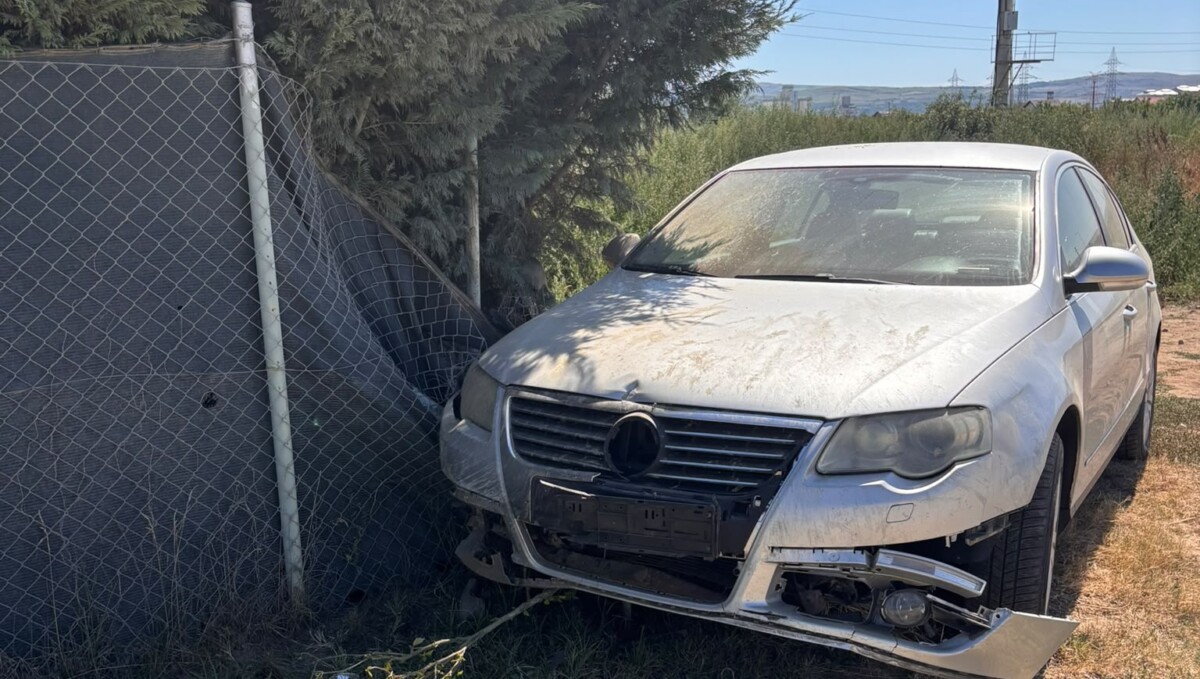 FOTO ȘTIREA TA: Un autoturism a intrat într-un gard pe o stradă din Alba Iulia. Polițiștii caută șoferul