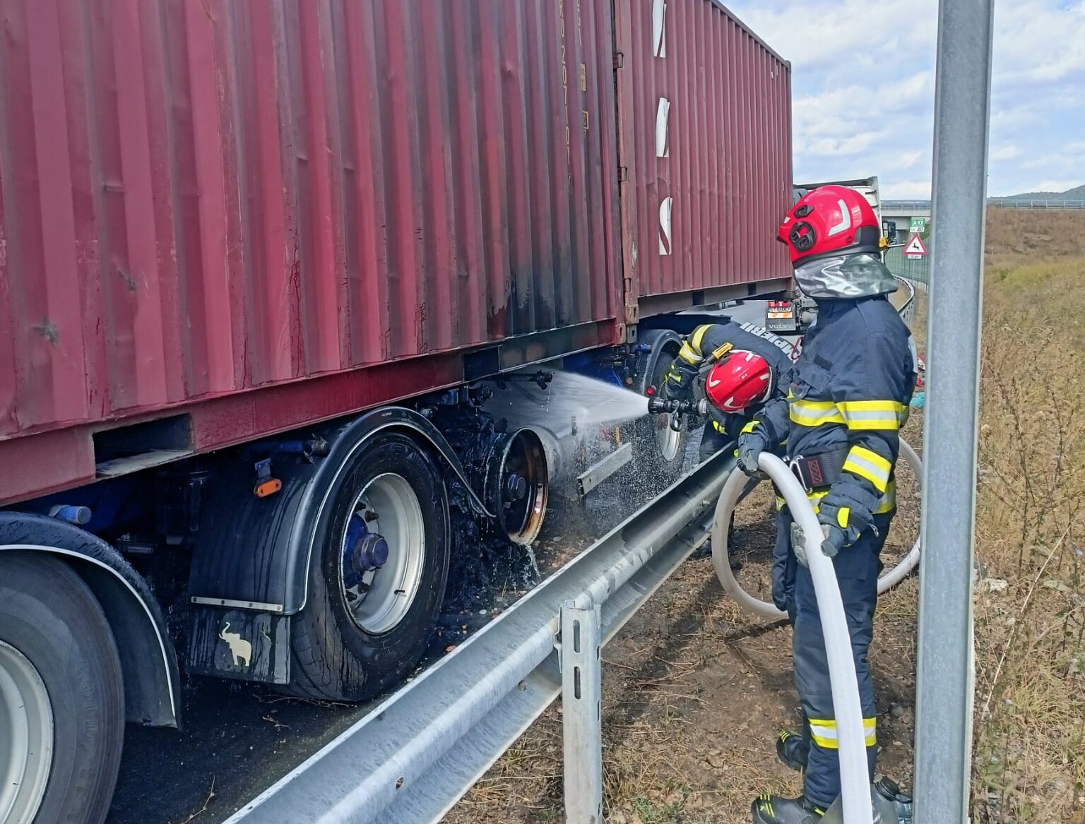 FOTO: Incendiu pe Autostrada A10 sensul Alba Iulia-Aiud: O semiremorcă, în flăcări
