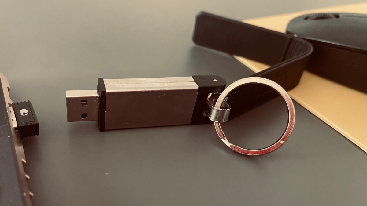 Atenție la stick-urile USB necunoscute: pot infecta dispozitivele și compromite rețele. Ce trebuie să faci înainte de utilizare