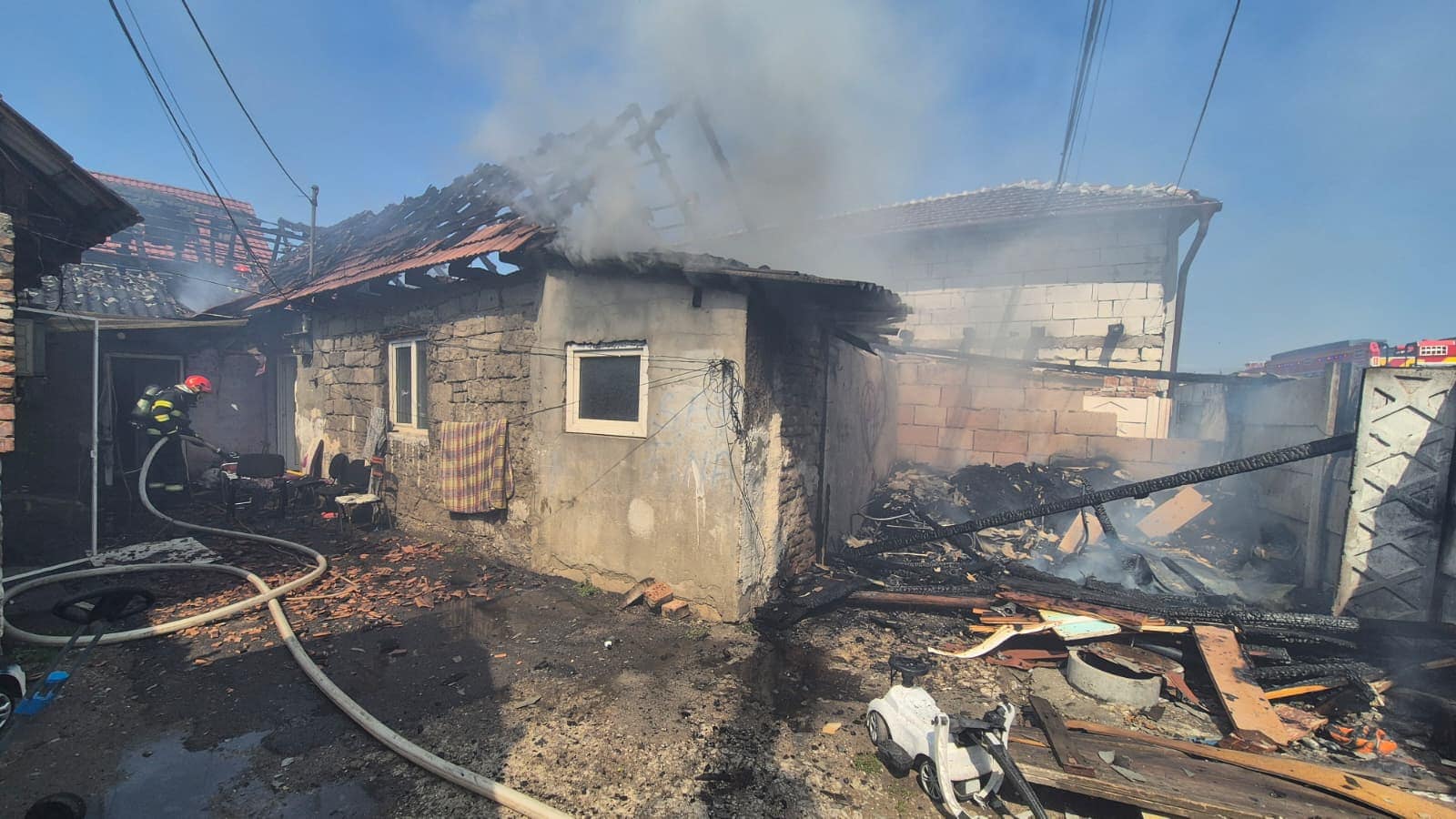 UPDATE FOTO: INCENDIU la Alba Iulia. Focul a cuprins o casă aflată pe strada Gheorghe Șincai