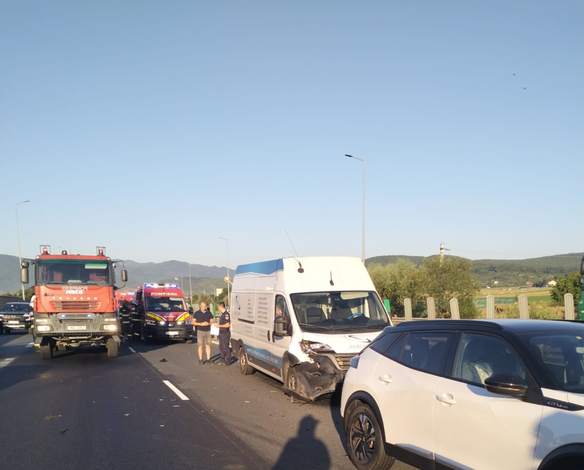 FOTO: ACCIDENT pe Autostrada A1 Sebeș-Sibiu, în zona Cristian. Impact între patru autovehicule. Trafic îngreunat