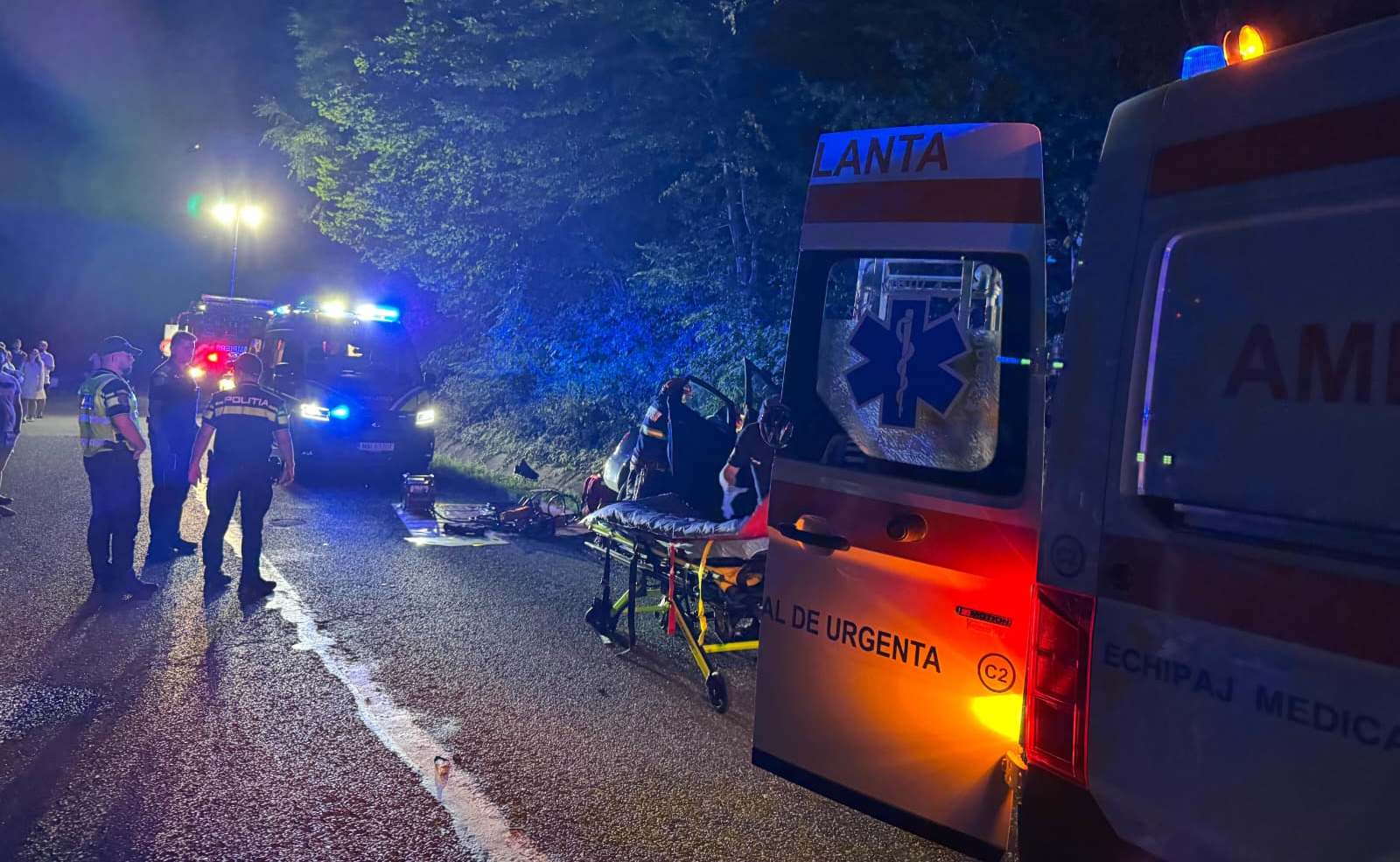 UPDATE FOTO: Accident pe DN67C la Mărtinie. Patru persoane rănite, după ce două mașini s-au lovit